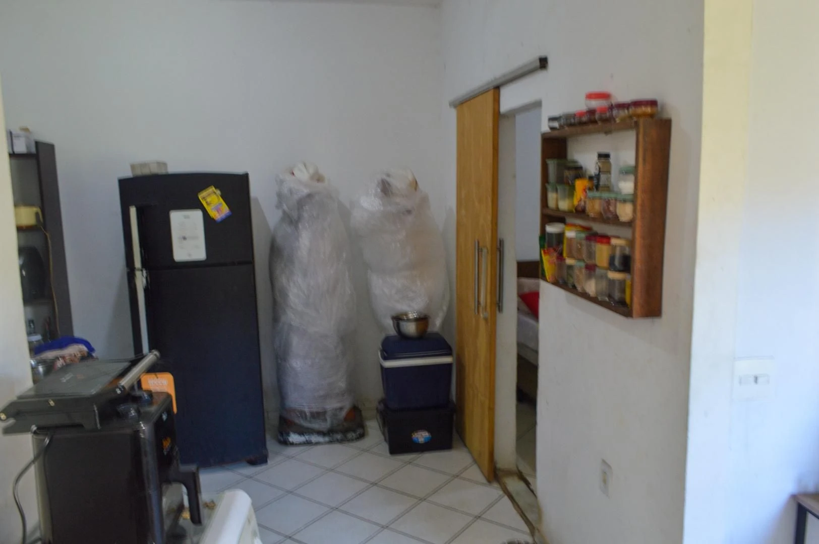 Незамебльований студіо з окремою кухнею з газовою плитою — photo 9
