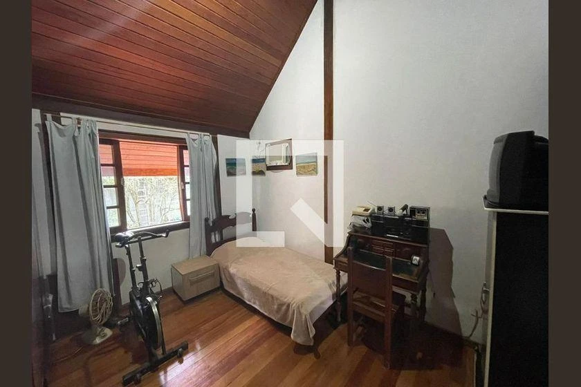 Облаштований будинок 245 м² з 4 спальнями та грилем на балконі — photo 9
