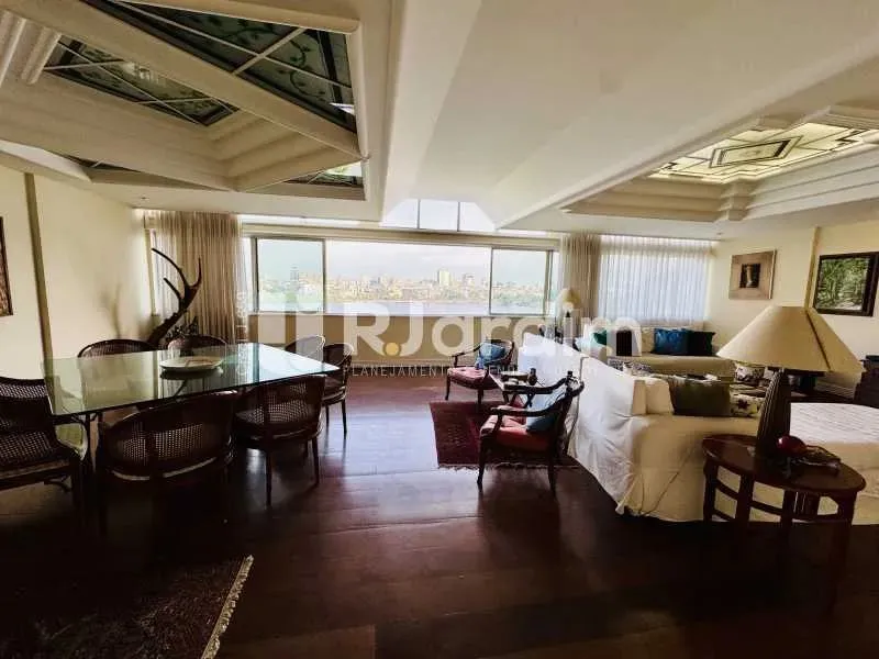 Residential apartment with 4 bedrooms and 4 bathrooms — photo 10