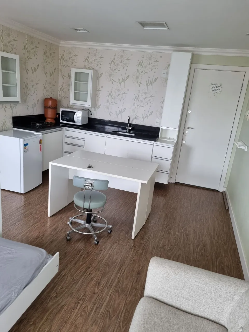Furnished studio apartment with 1 bedroom and 1 bathroom — photo 6