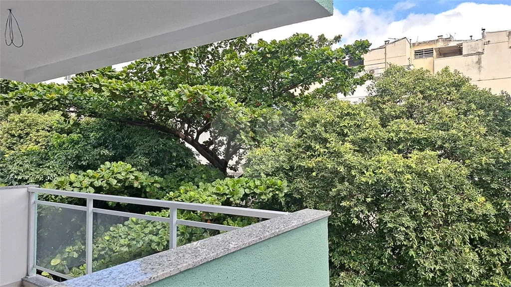 Glass-enclosed balcony in a one-bedroom apartment, 68 m² — photo 19
