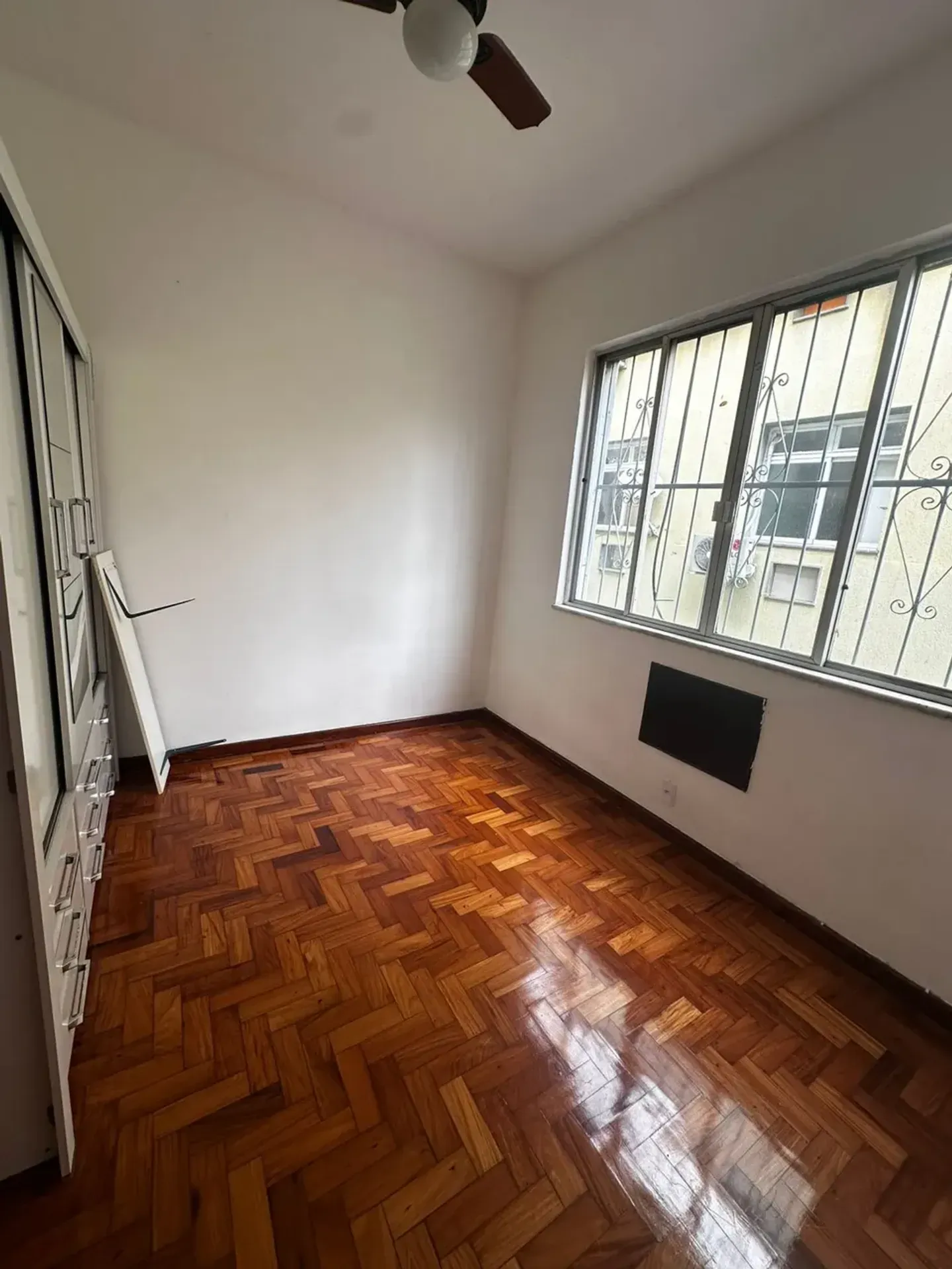 Деревянный пол или ламинат и 2 спальни: квартира 48 м² — photo 8