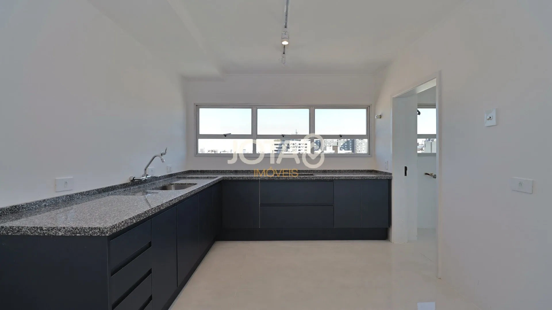 Apartamento de 234 m² com 3 dormitórios e 5 banheiros