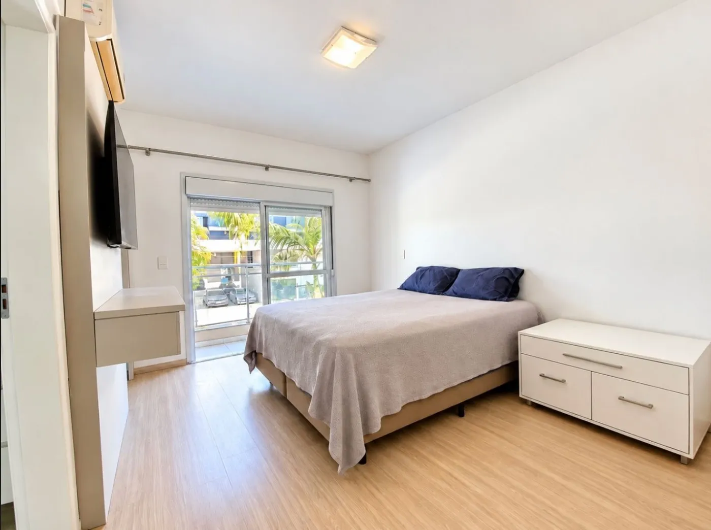 Floor-to-ceiling windows in a 3-bedroom house, 140 m² — photo 5