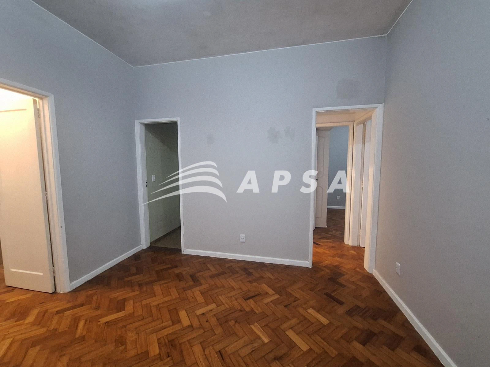 Wood or laminate floors in a 4-bedroom apartment, 120 m² — photo 3