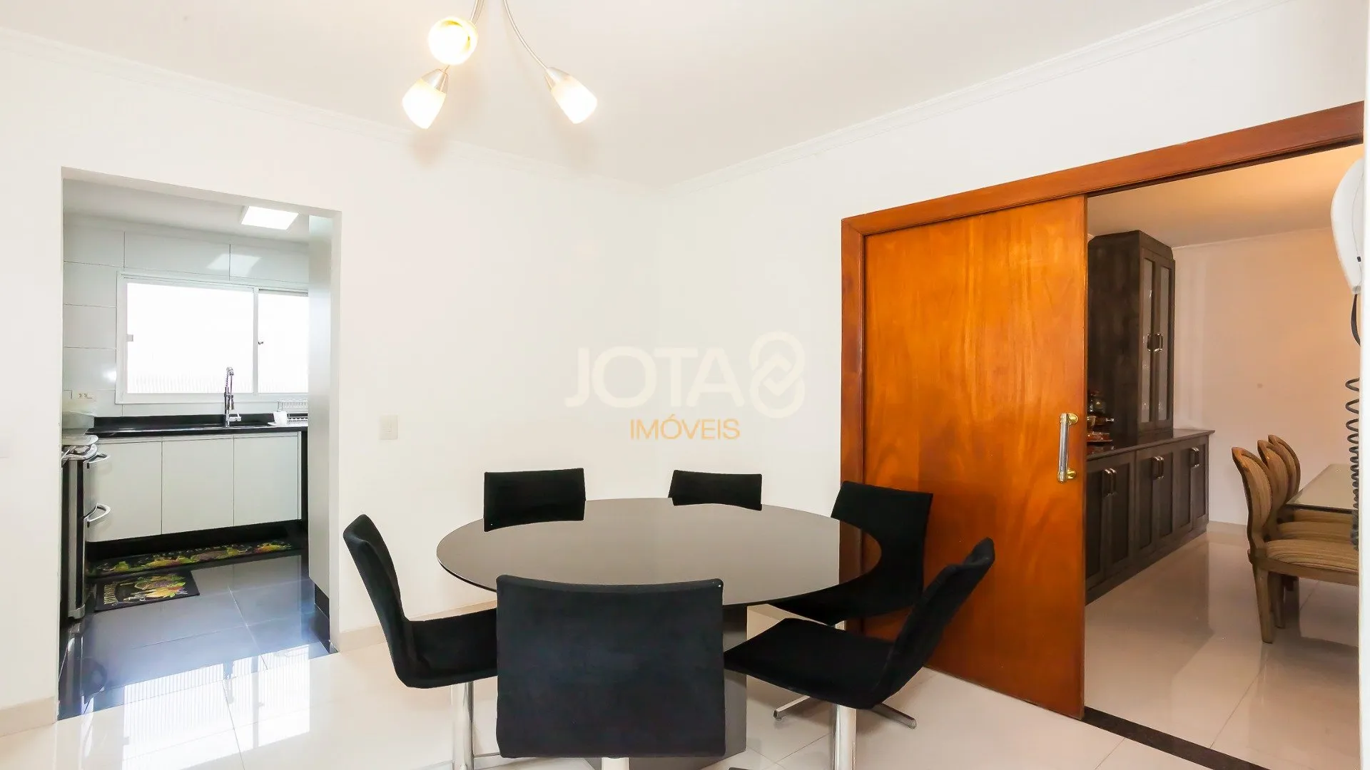 219 m² furnished apartment with 4 bedrooms and private garden — photo 2