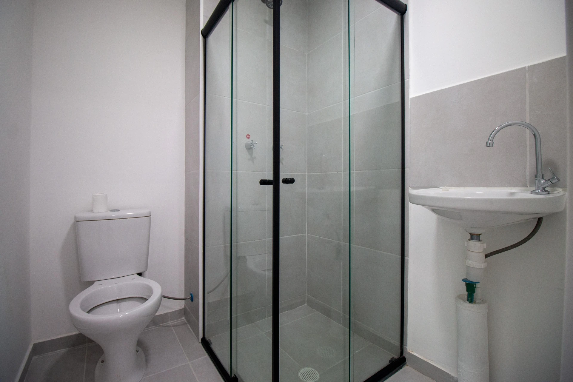 2-bedroom apartment in a building with a gym — photo 6