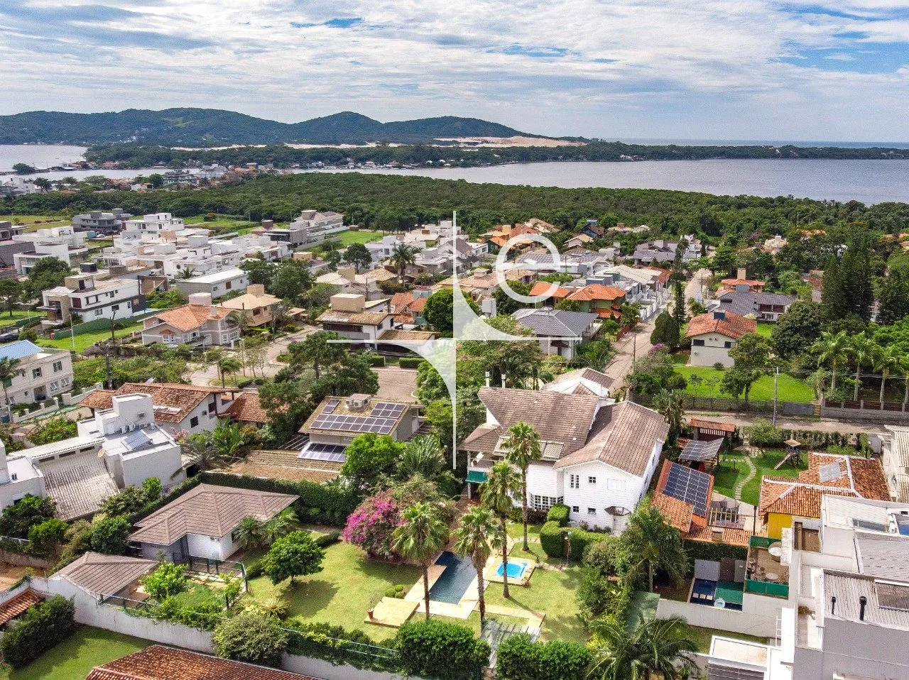 Casa mobiliada com 5 quartos e 4 vagas, com jardim — photo 36