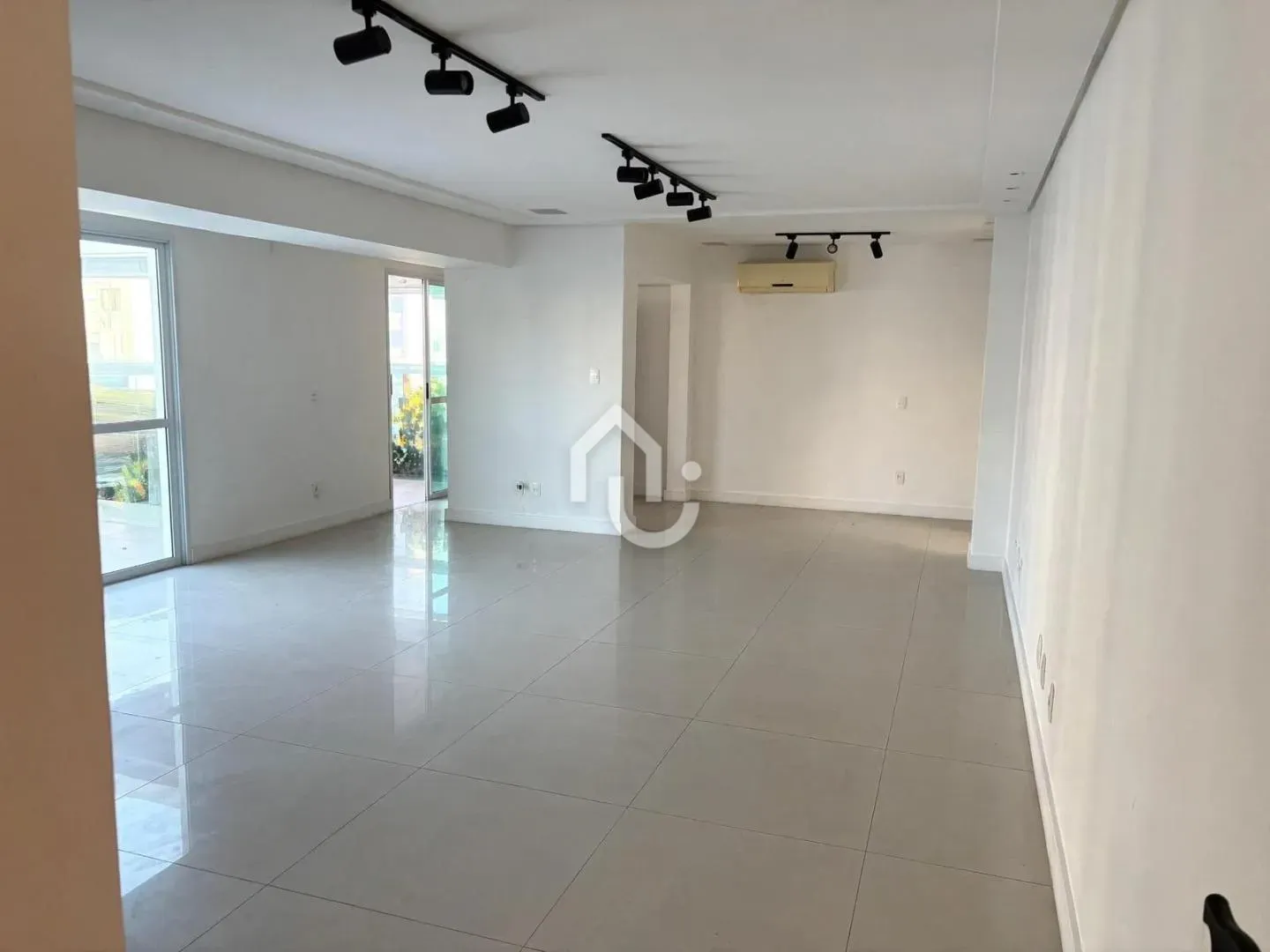 Top-floor apartment with 5 bedrooms and balcony grill — photo 7