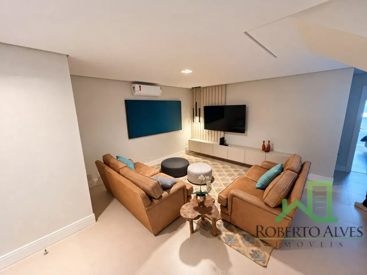 Furnished apartment, 240 m², with floor-to-ceiling windows — photo 8