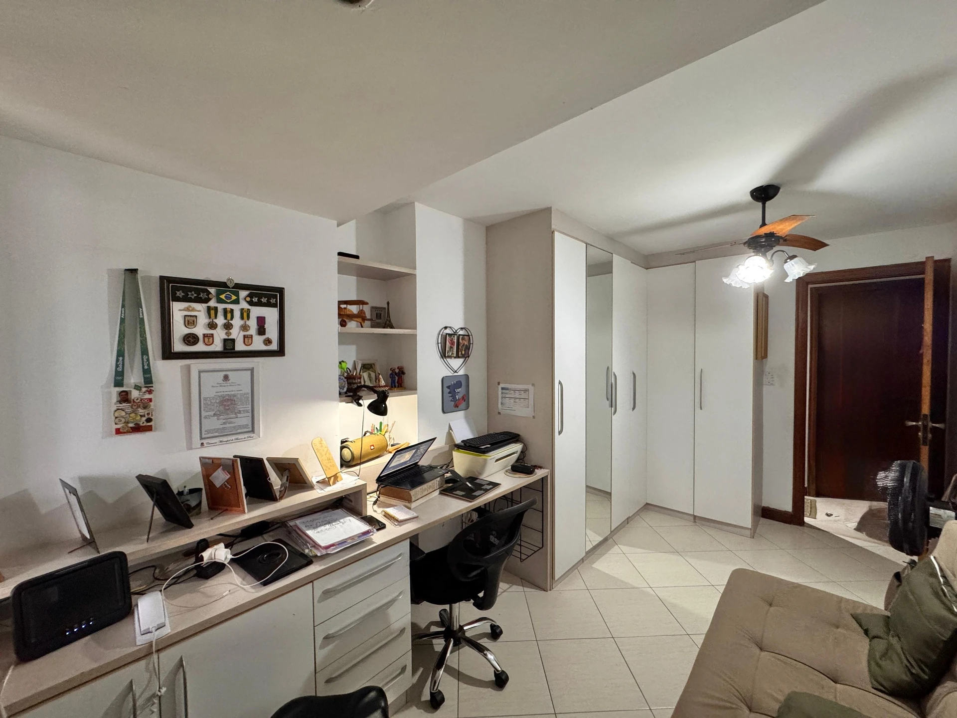 Walk-in closet in a 3-bedroom apartment, 130 m² — photo 30