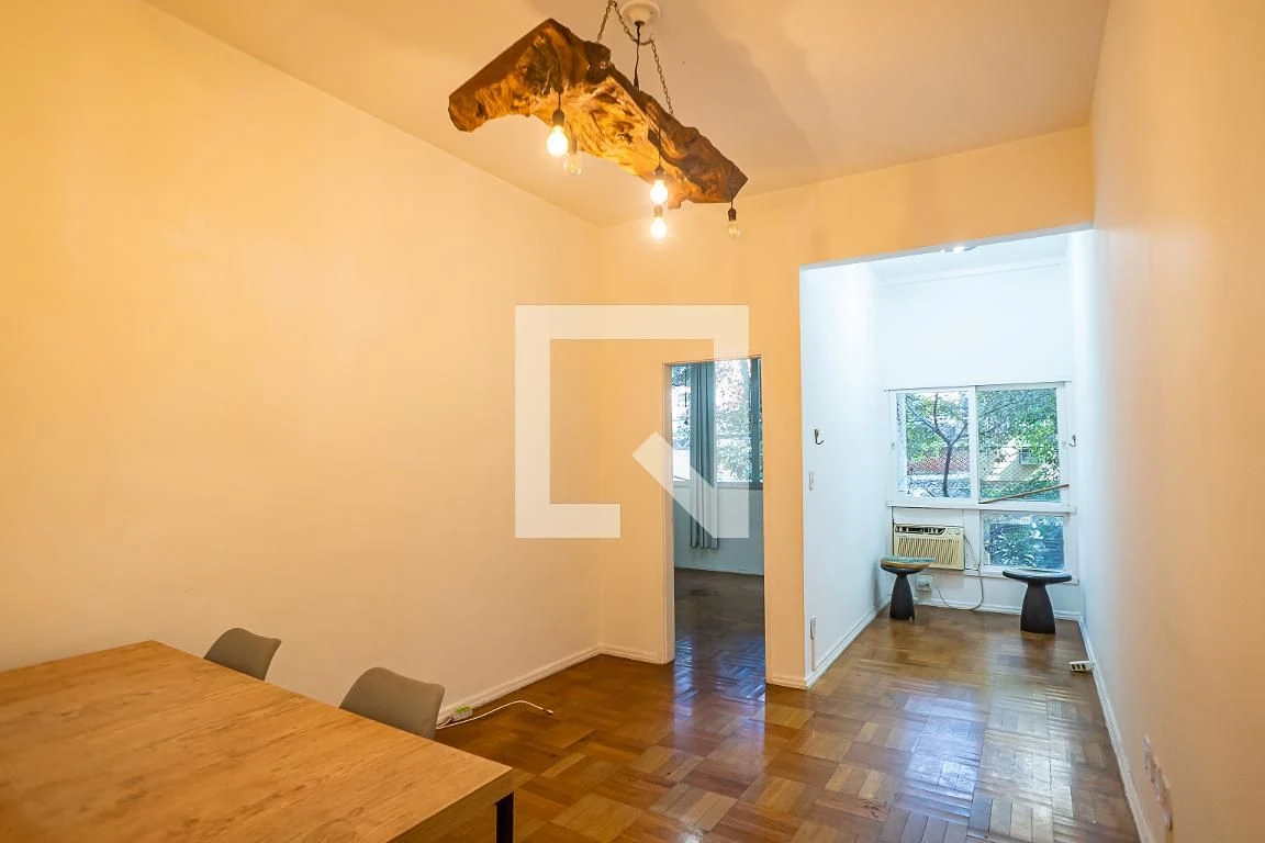 One-bedroom apartment with wood or laminate floors — photo 5
