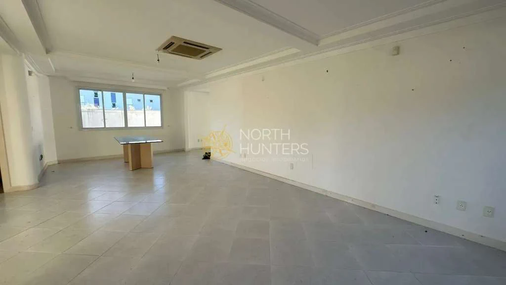 House with 4 bedrooms and 3 suites plus 2 parking spots — photo 2