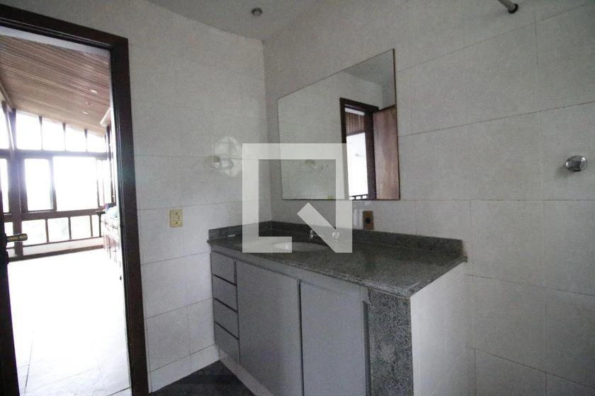 Casa de 500 m² com banheira e janelas do piso ao teto — photo 38