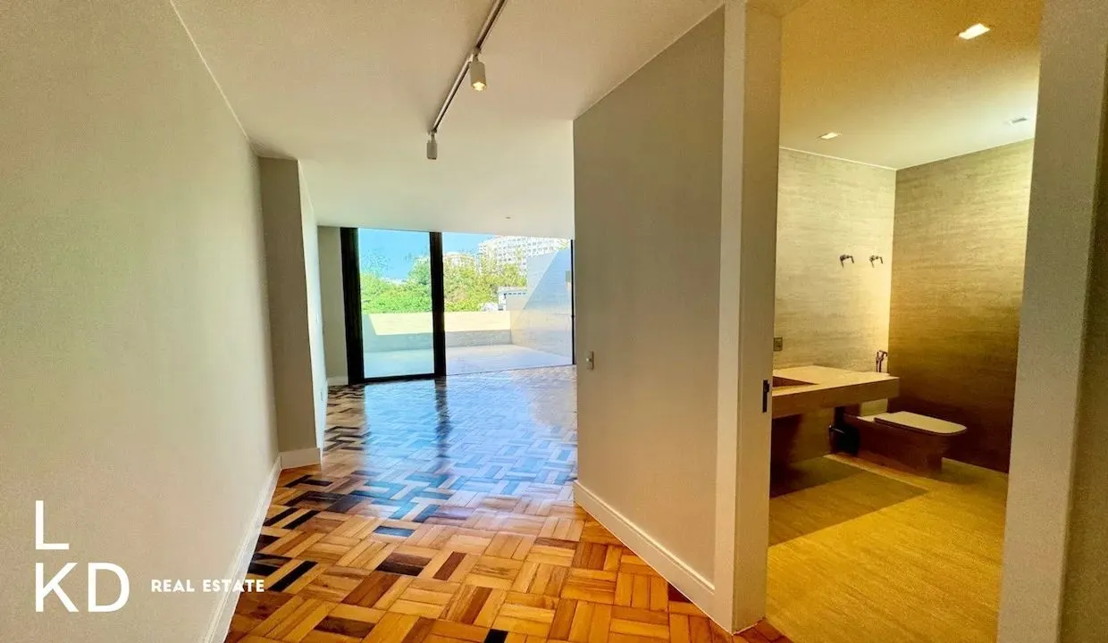 Linear penthouse 460 m² with floor-to-ceiling windows — photo 13