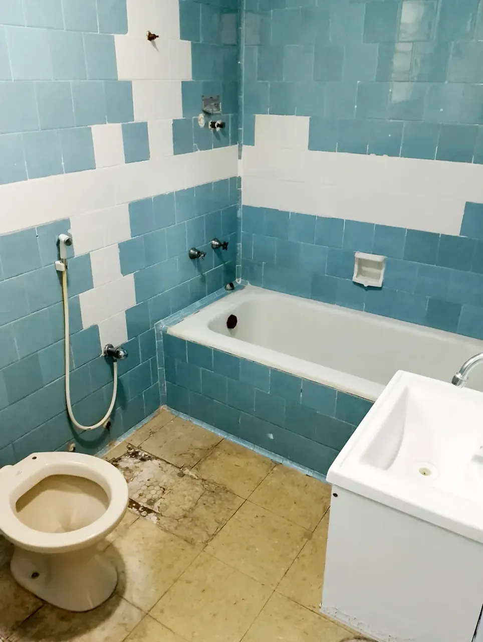 Bathtub in a 2-bedroom apartment, 70 m² — photo 17