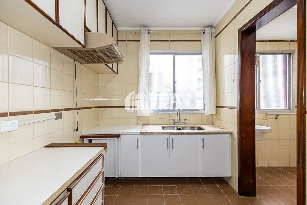 2-bedroom apartment with wood or laminate floors in Curitiba — photo 2