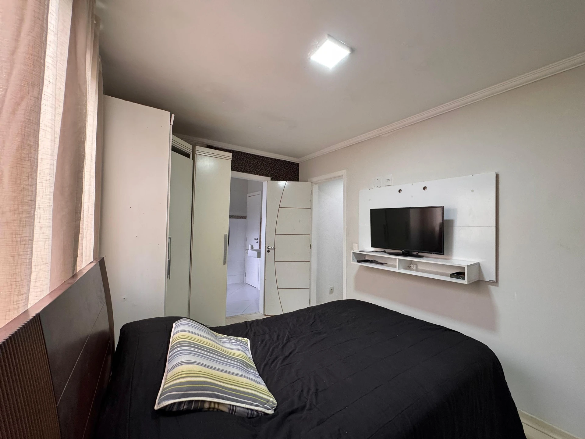 Furnished condo house with 3 bedrooms and laundry setup — photo 34