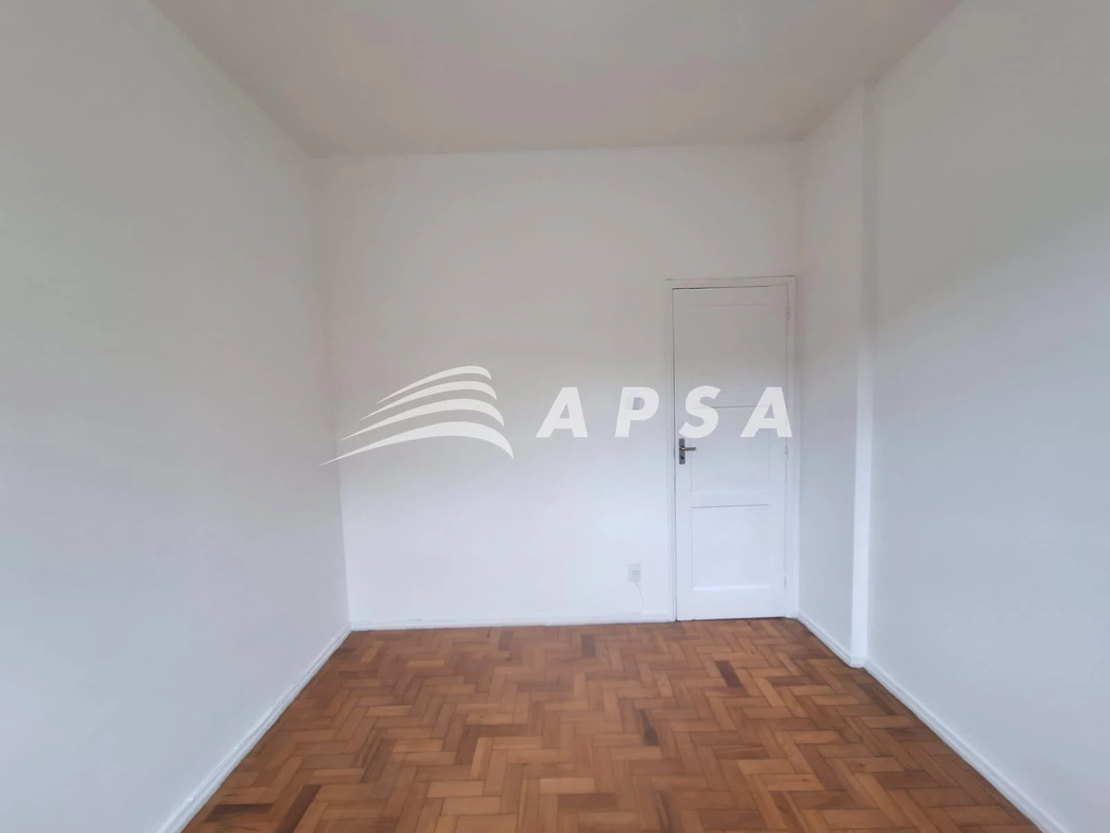 Wood or laminate floors in a 2-bedroom apartment, 62 m² — photo 6
