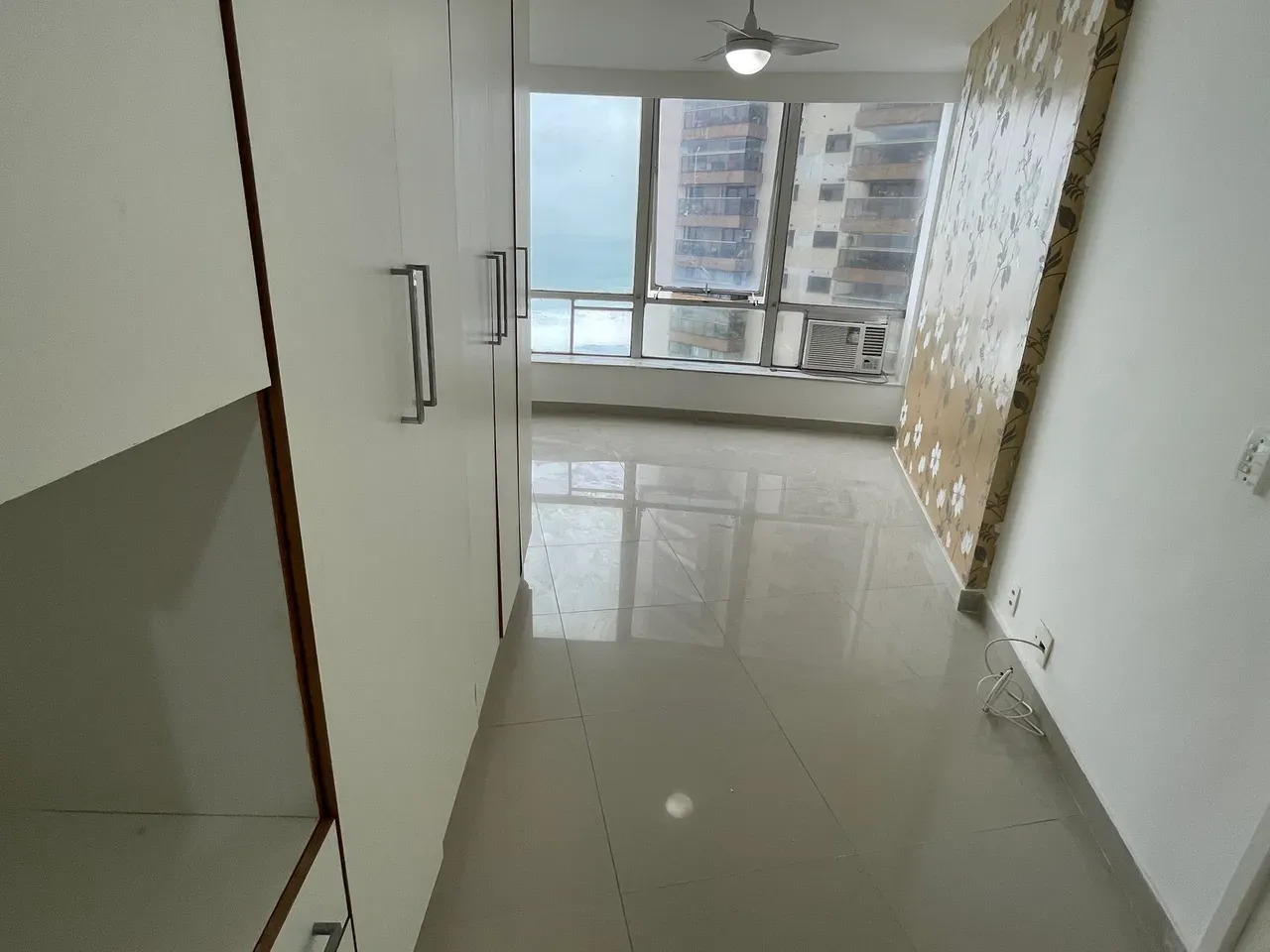Unfurnished apartment with floor to ceiling windows — photo 16