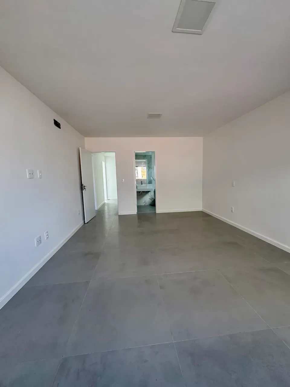 4-bedroom house with open-plan kitchen and 5 bathrooms — photo 17