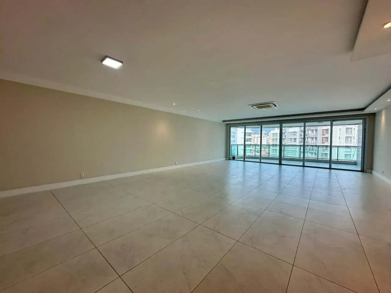 282 m² apartment with 4 bedrooms and 5 bathrooms — photo 3