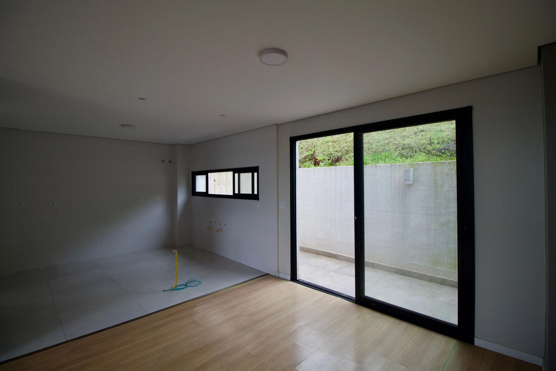 Floor-to-ceiling windows in a 3-bedroom house, 160 m² — photo 2