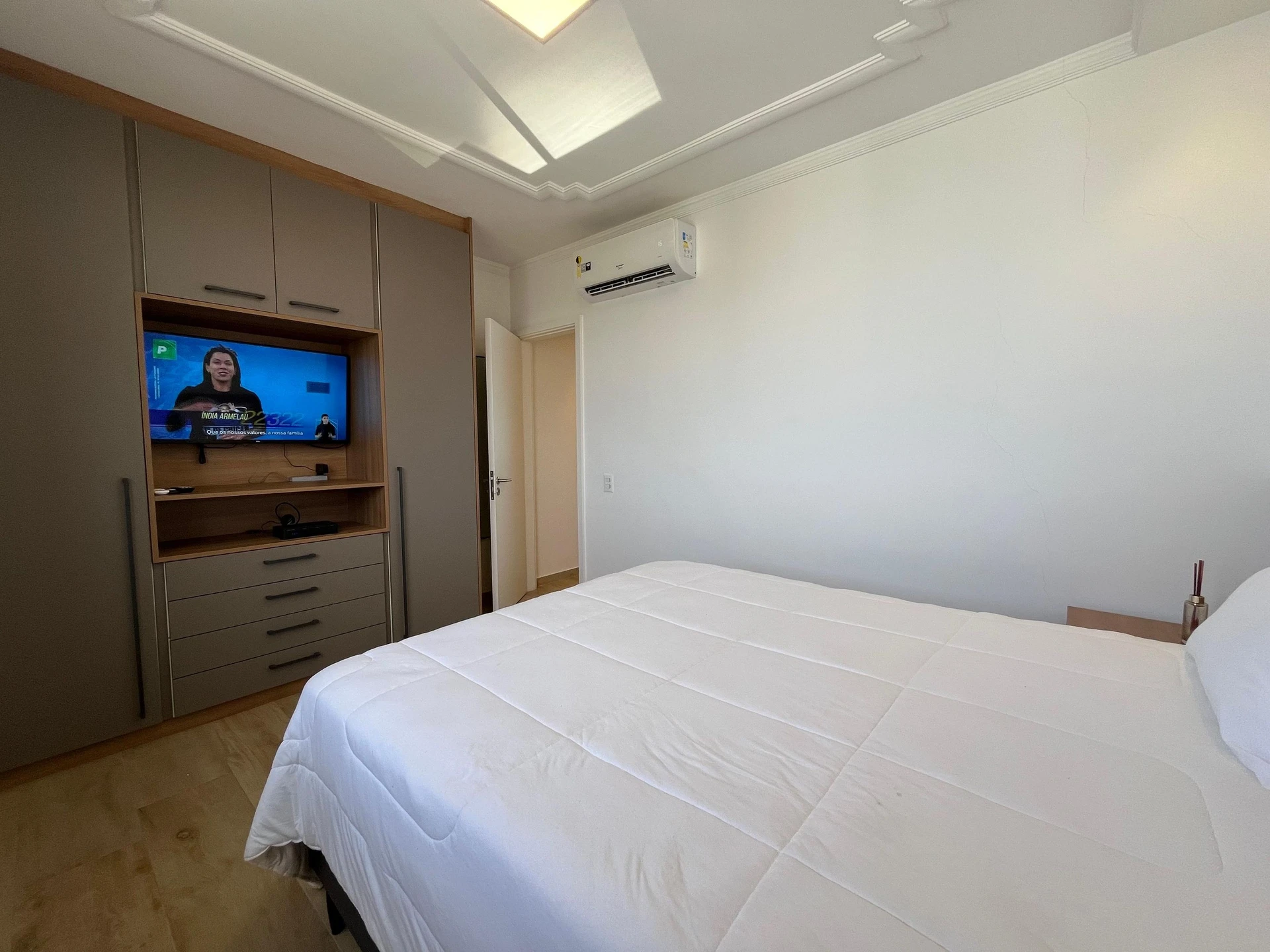 Glass-enclosed balcony in a one-bedroom apartment, 56 m² — photo 5