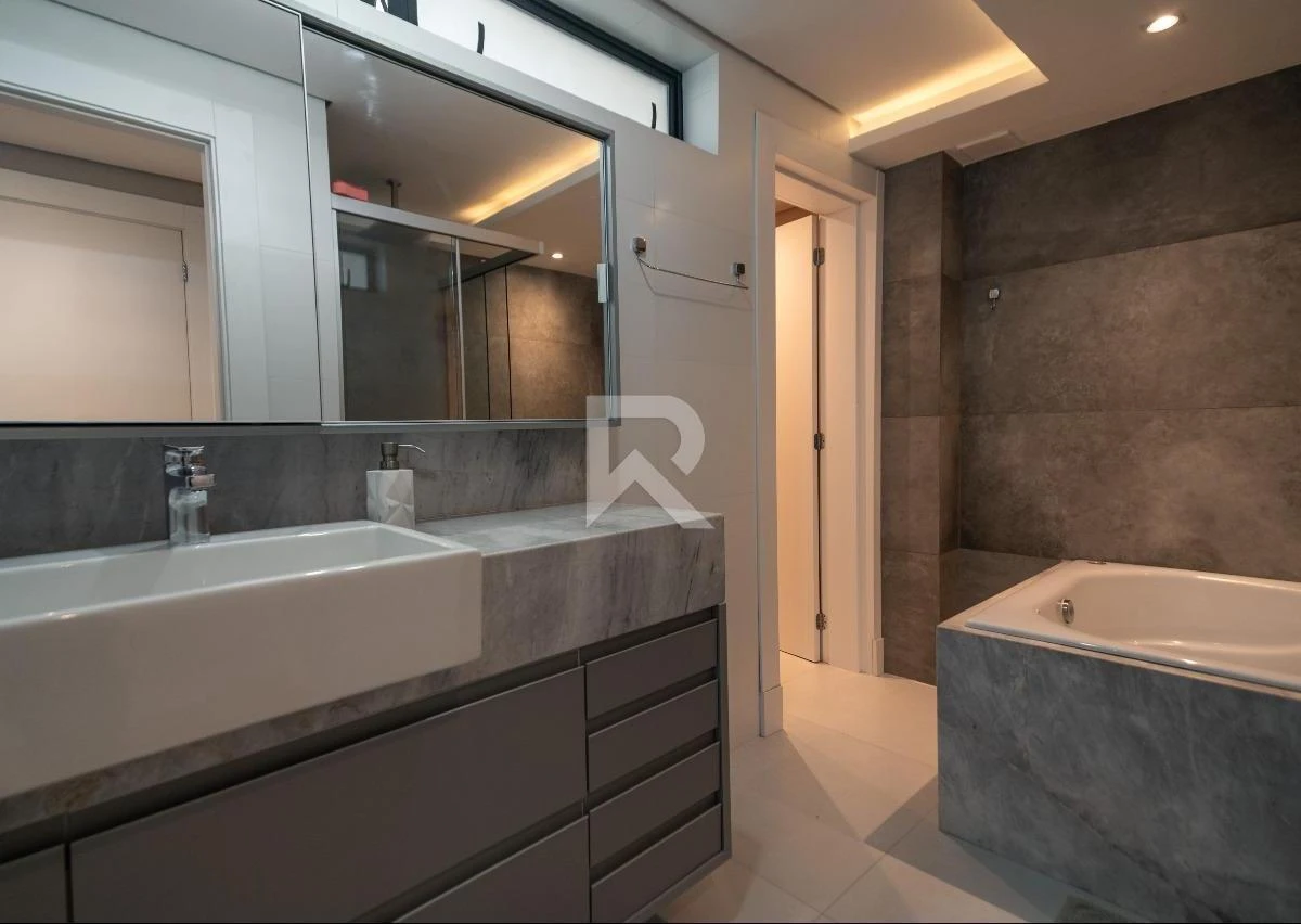 Casa con ventanales de piso a techo en Curitiba — photo 25