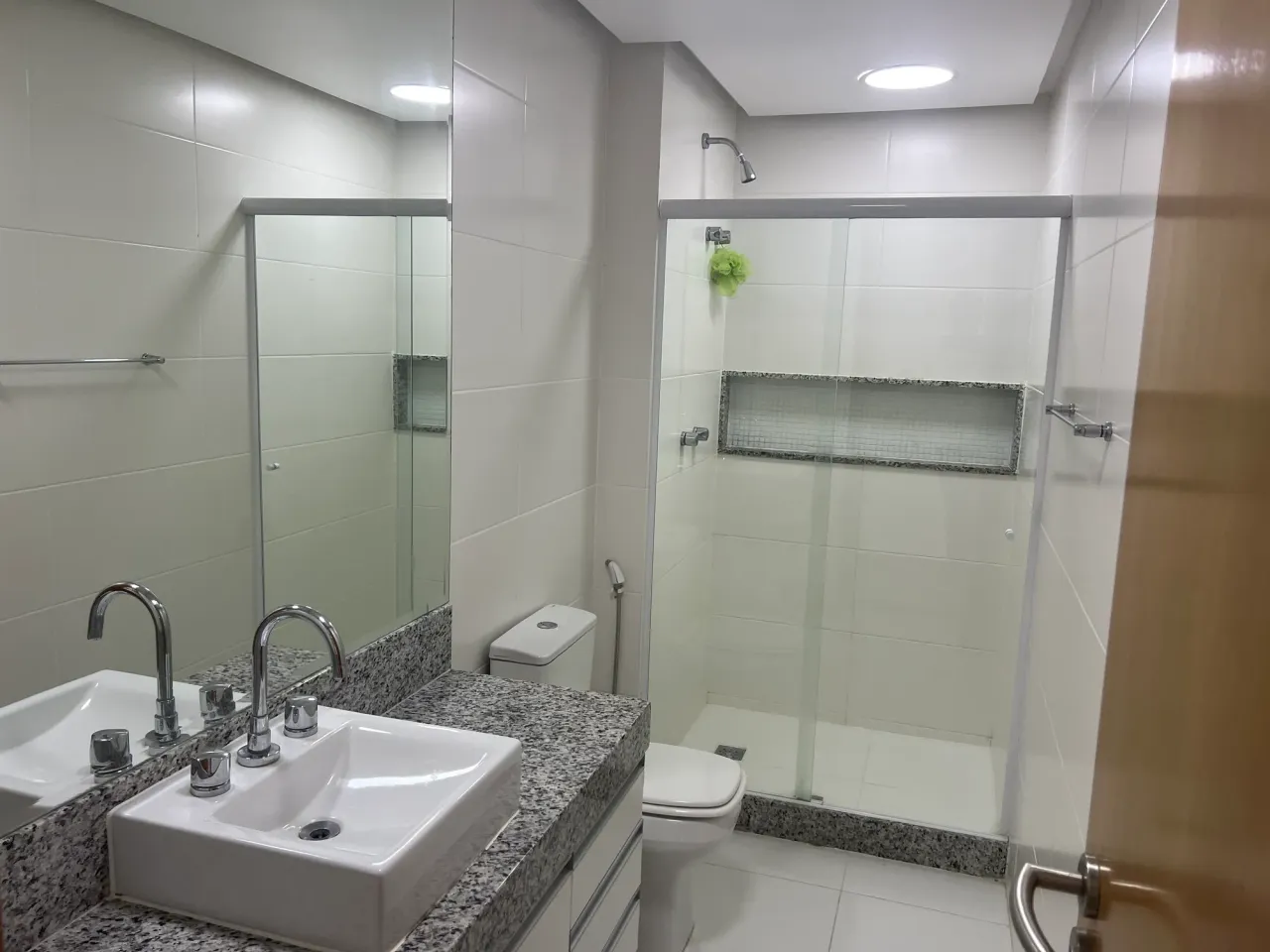 Unfurnished apartment with 3 bedrooms and 3 bathrooms — photo 3
