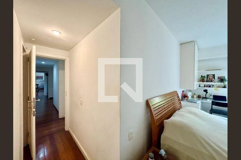 Apartment with 4 bedrooms and an en-suite bathroom — photo 49