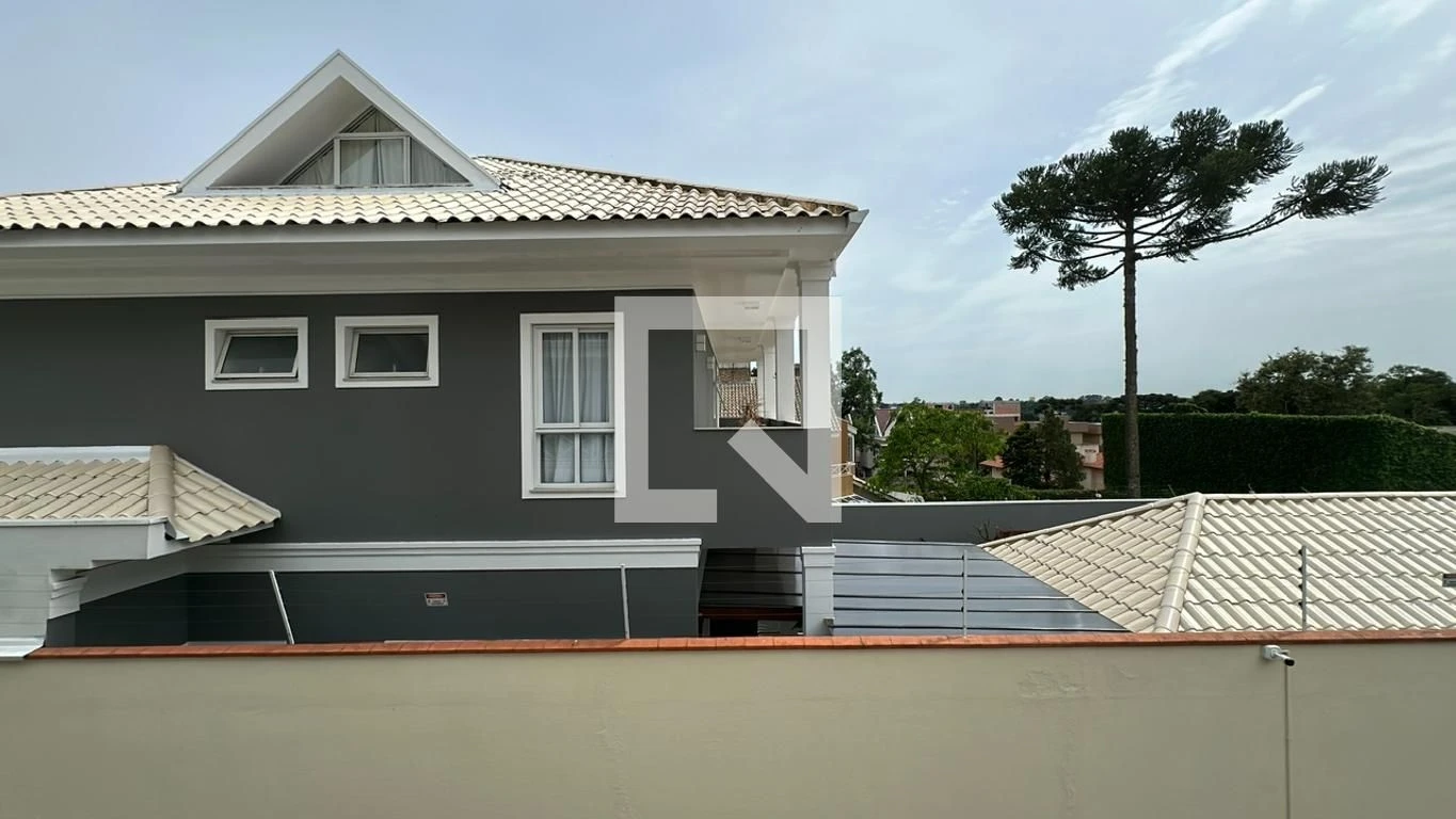 3-bedroom house with a glass-enclosed balcony in Curitiba — photo 22