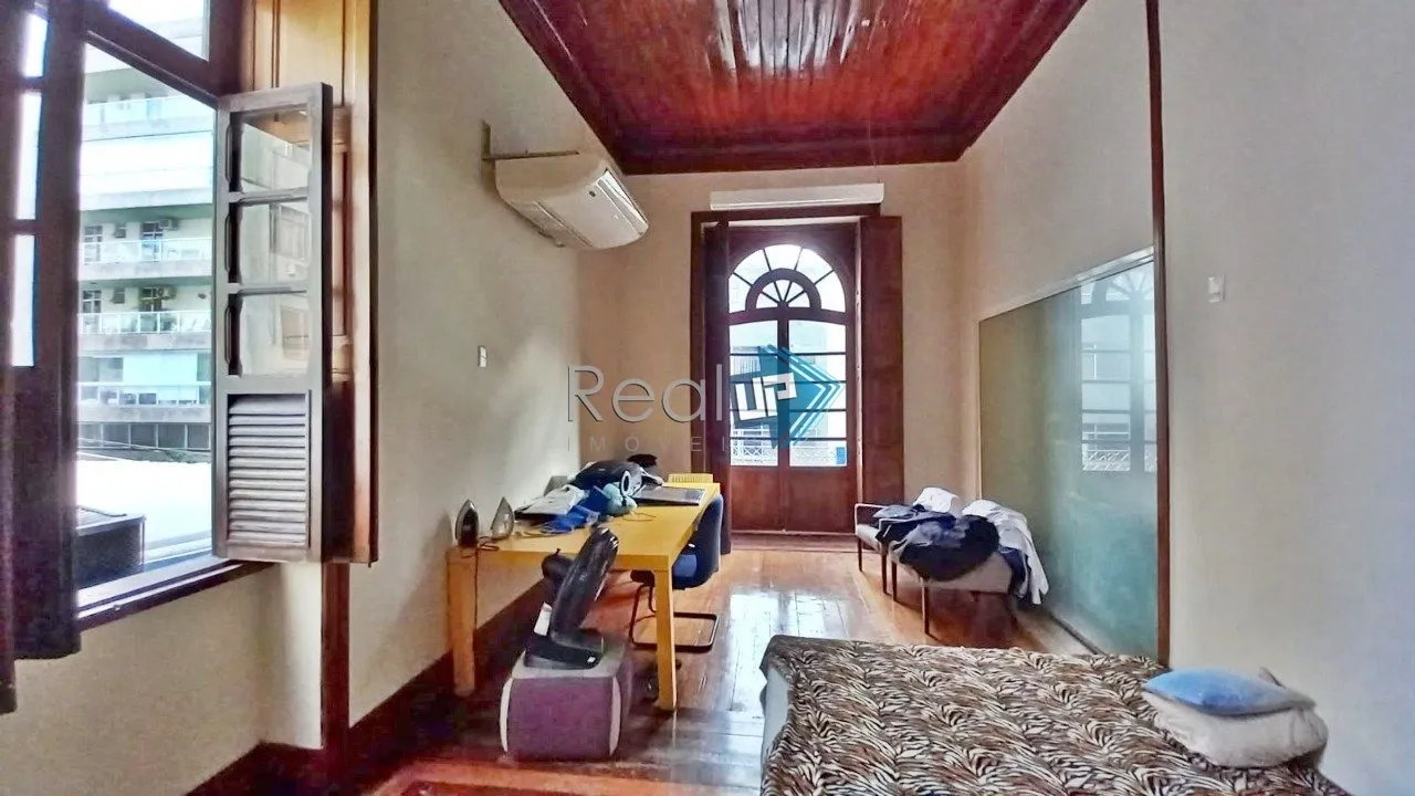 Colonial-style house with 3 bedrooms and a balcony — photo 39