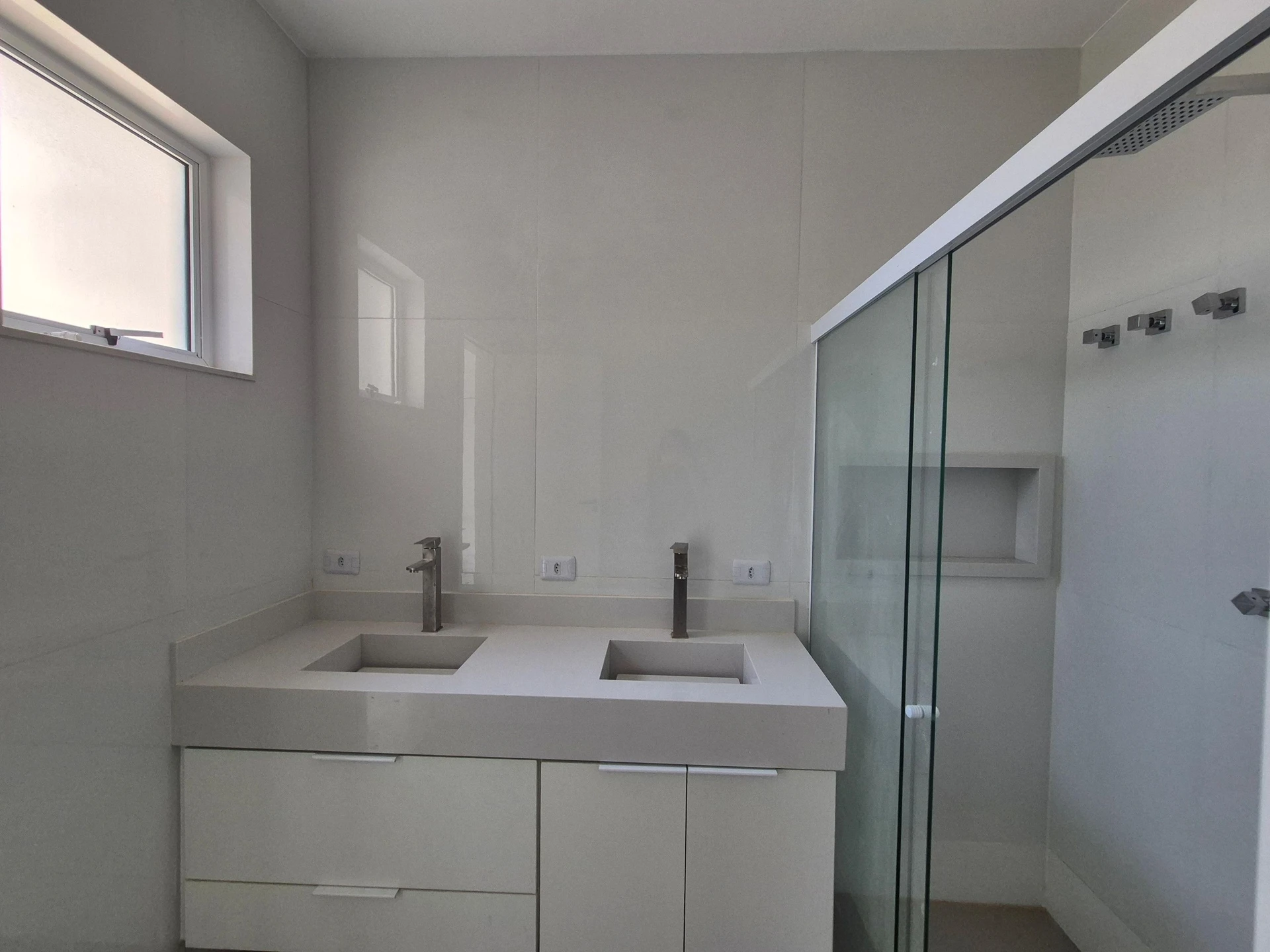 Ventanales de piso a techo y 5 dormitorios: casa de 403 m² — photo 44