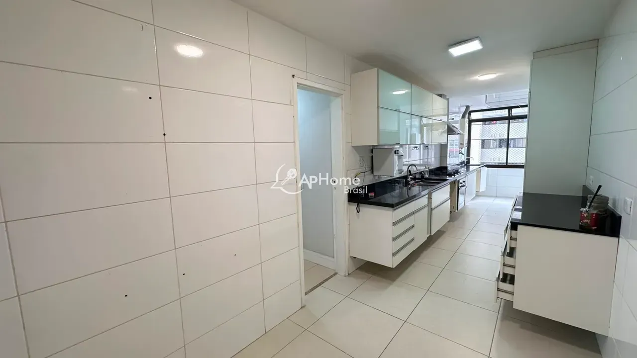 Unfurnished 4-bedroom apartment with glassed-in balcony — photo 11
