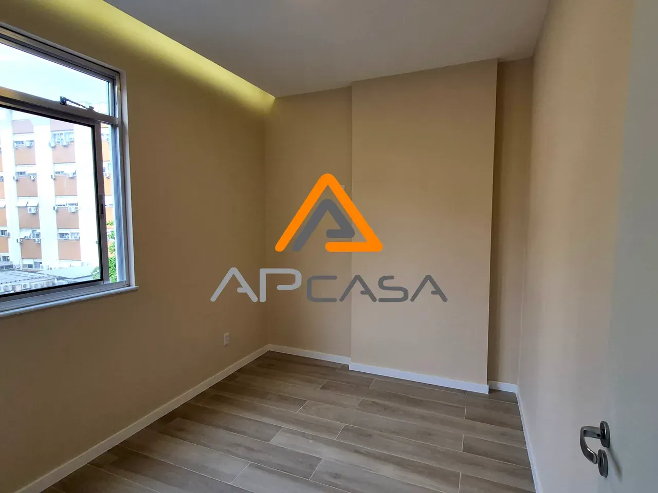 2-bedroom apartment with wood or laminate floors — photo 3