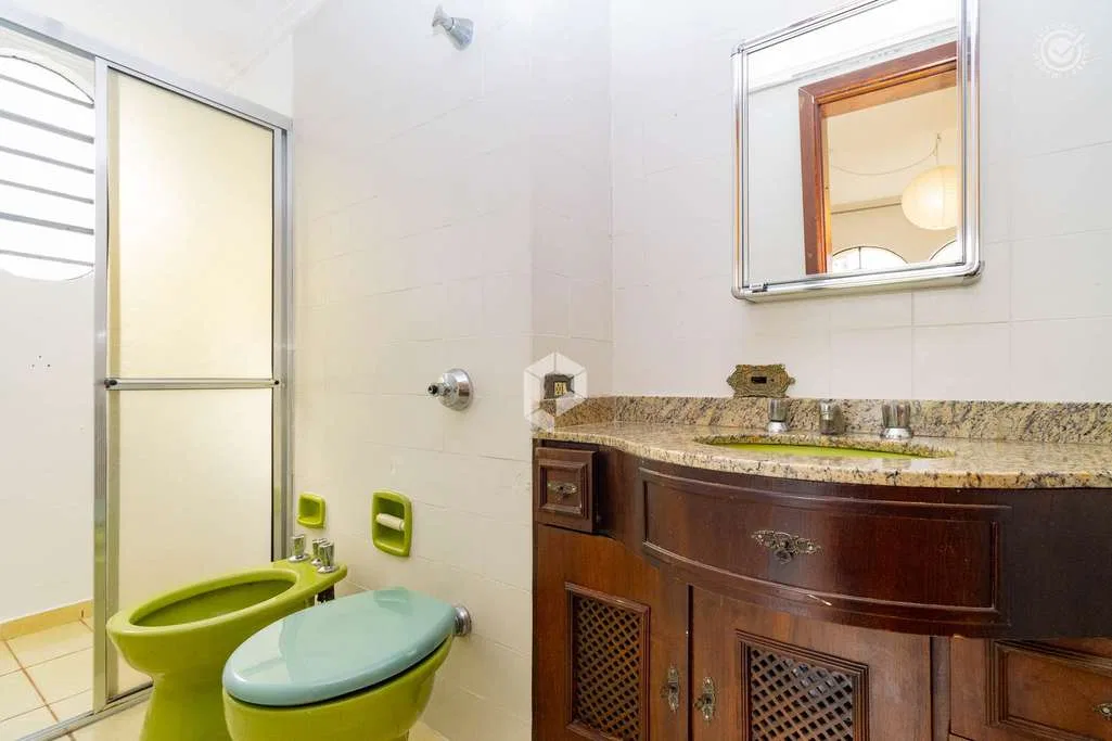 Wood or laminate floors in a 3-bedroom apartment, 107 m² — photo 10