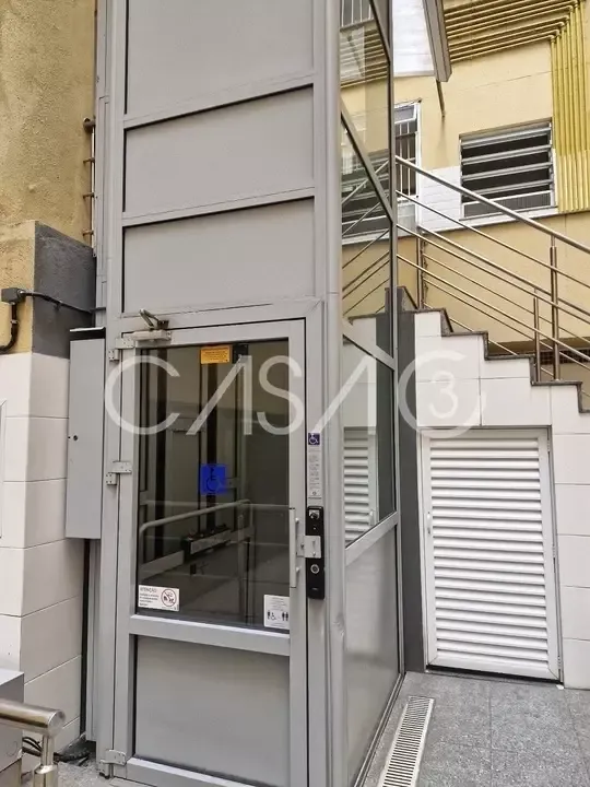 Apartamento com 4 quartos e cozinha fechada com fogão — photo 21