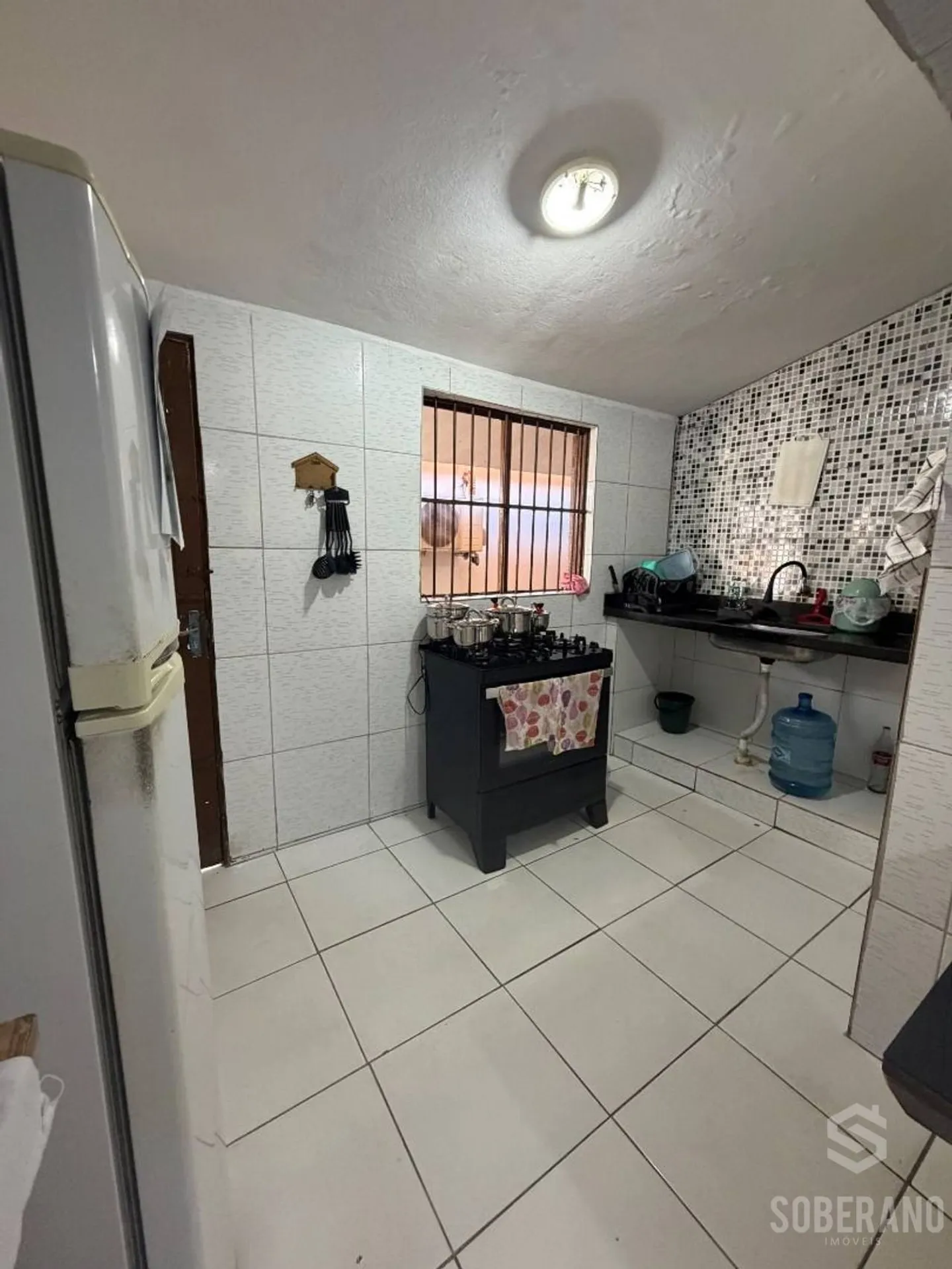 Balcony with a grill in a 6-bedroom house, 360 m² — photo 19