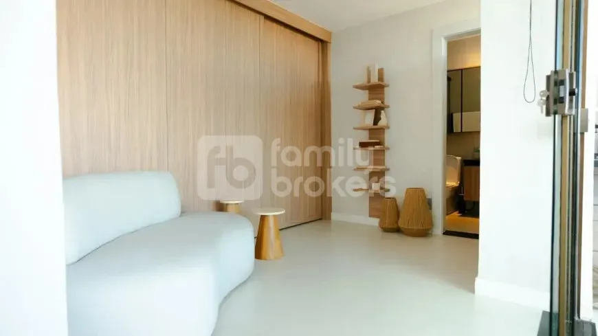 2-bedroom apartment with a glass-enclosed balcony — photo 5