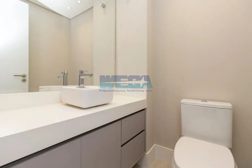 Apartamento com 4 quartos e varanda de vidro fechada — photo 29