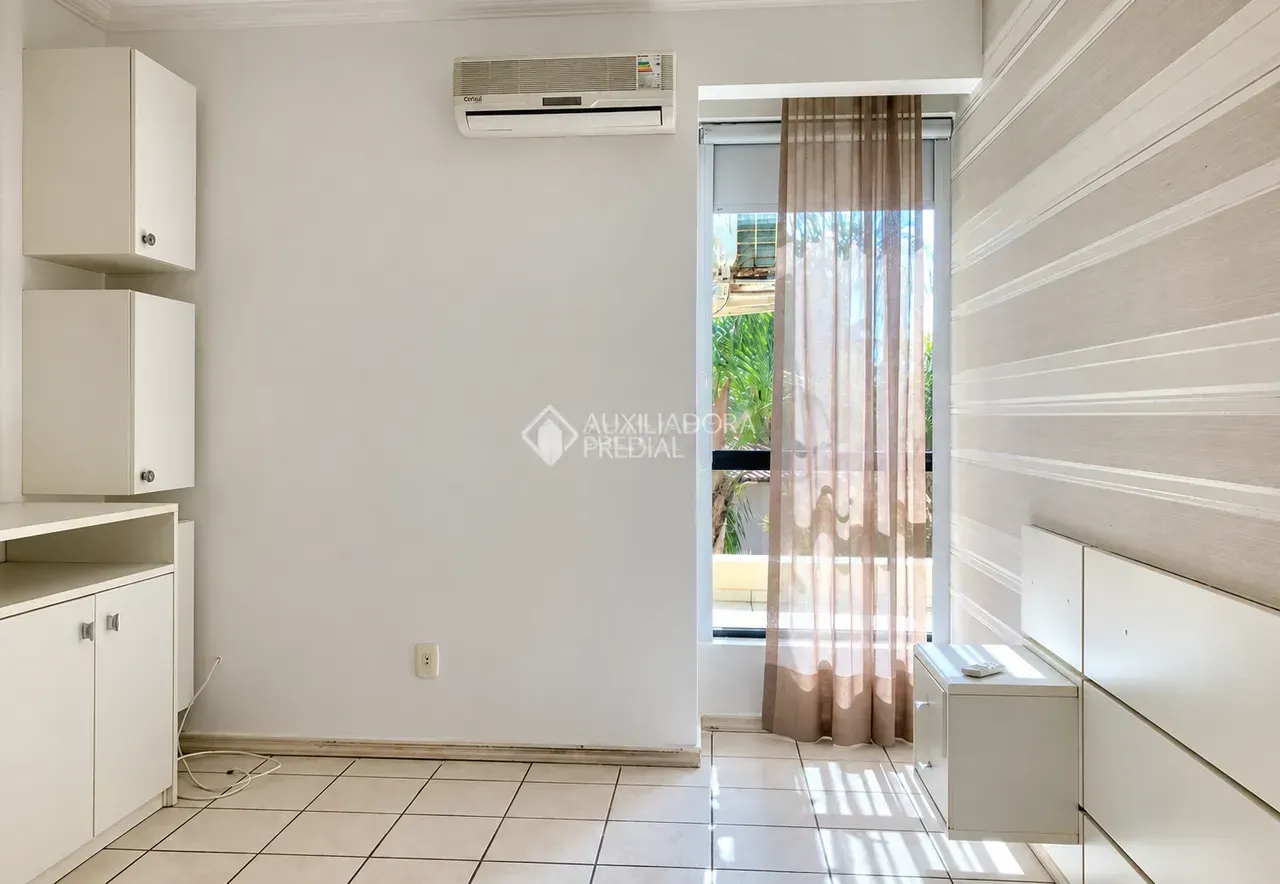 Glass-enclosed balcony in a 2-bedroom apartment, 72 m² — photo 7