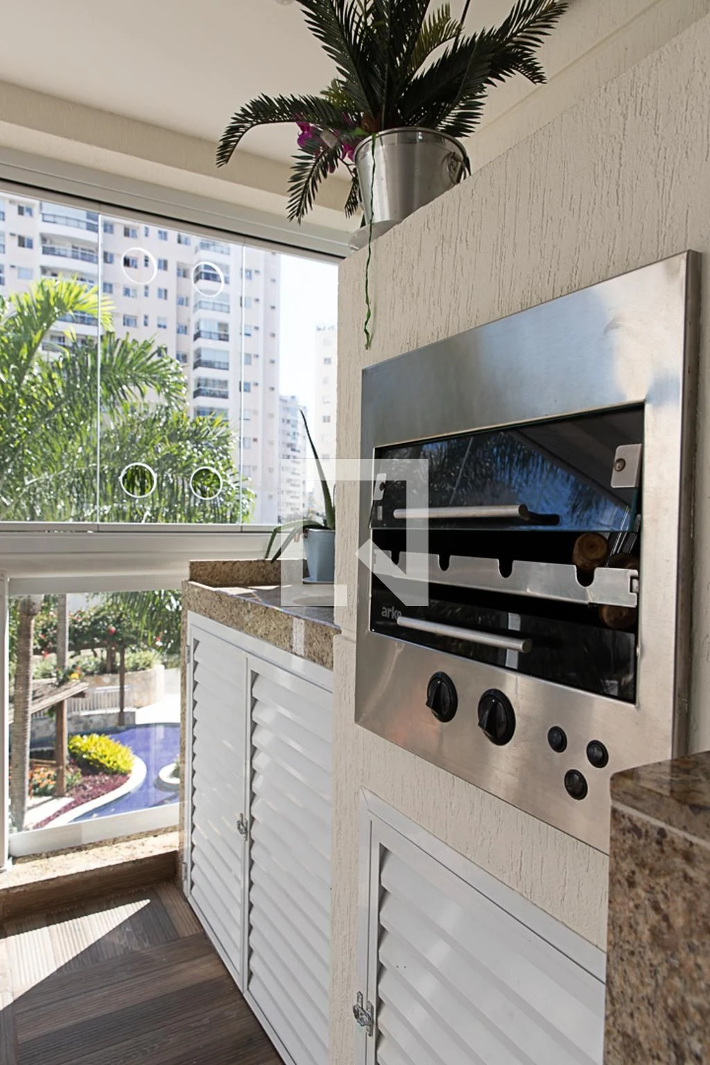 Apartment with 3 bedrooms, balcony and private BBQ — photo 28