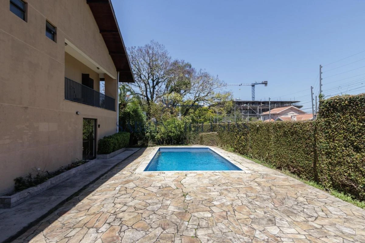 4-bedroom house with a grill on the balcony in Curitiba — photo 25