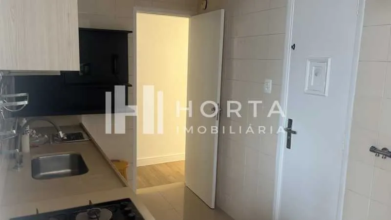 Wood or laminate floors in a 3-bedroom apartment, 127 m² — photo 16