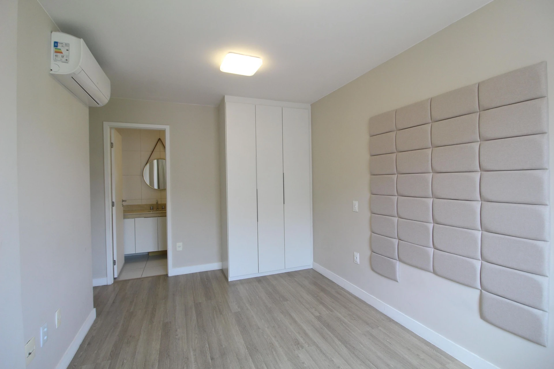 Balcony with a grill in a 2-bedroom apartment, 90 m² — photo 21
