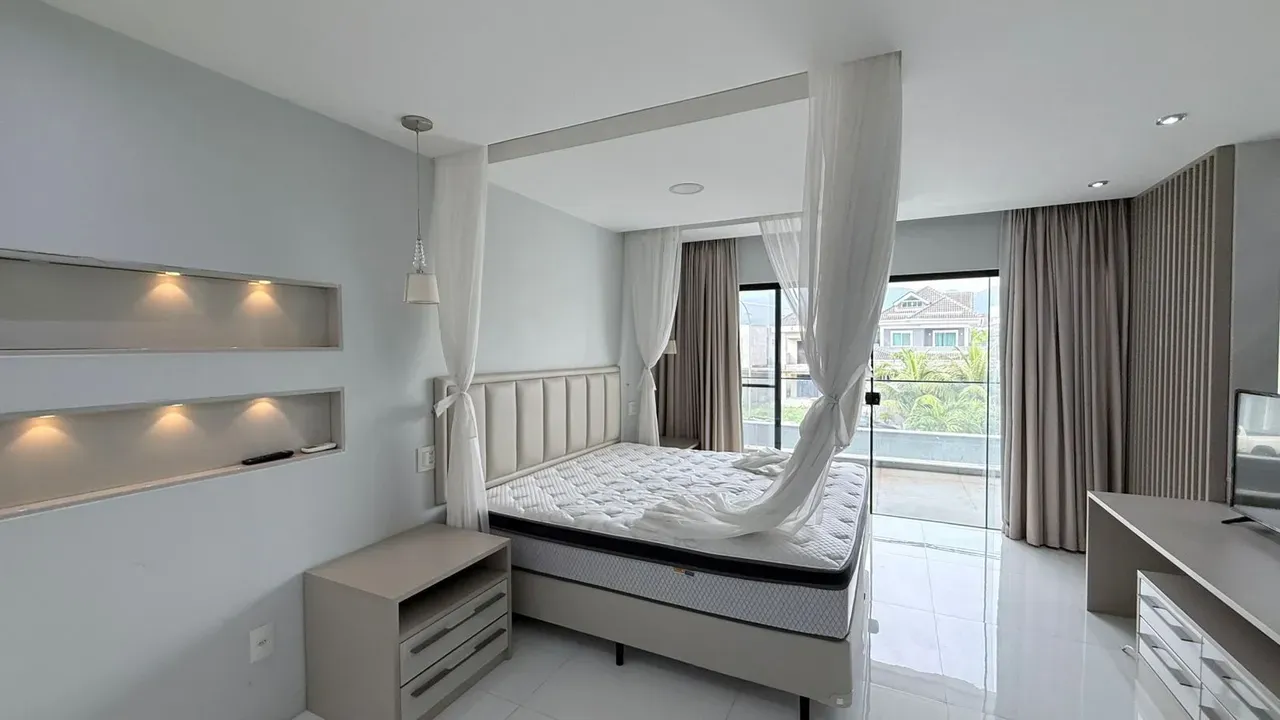 House with 6 bedrooms and an open kitchen with gas stove — photo 45