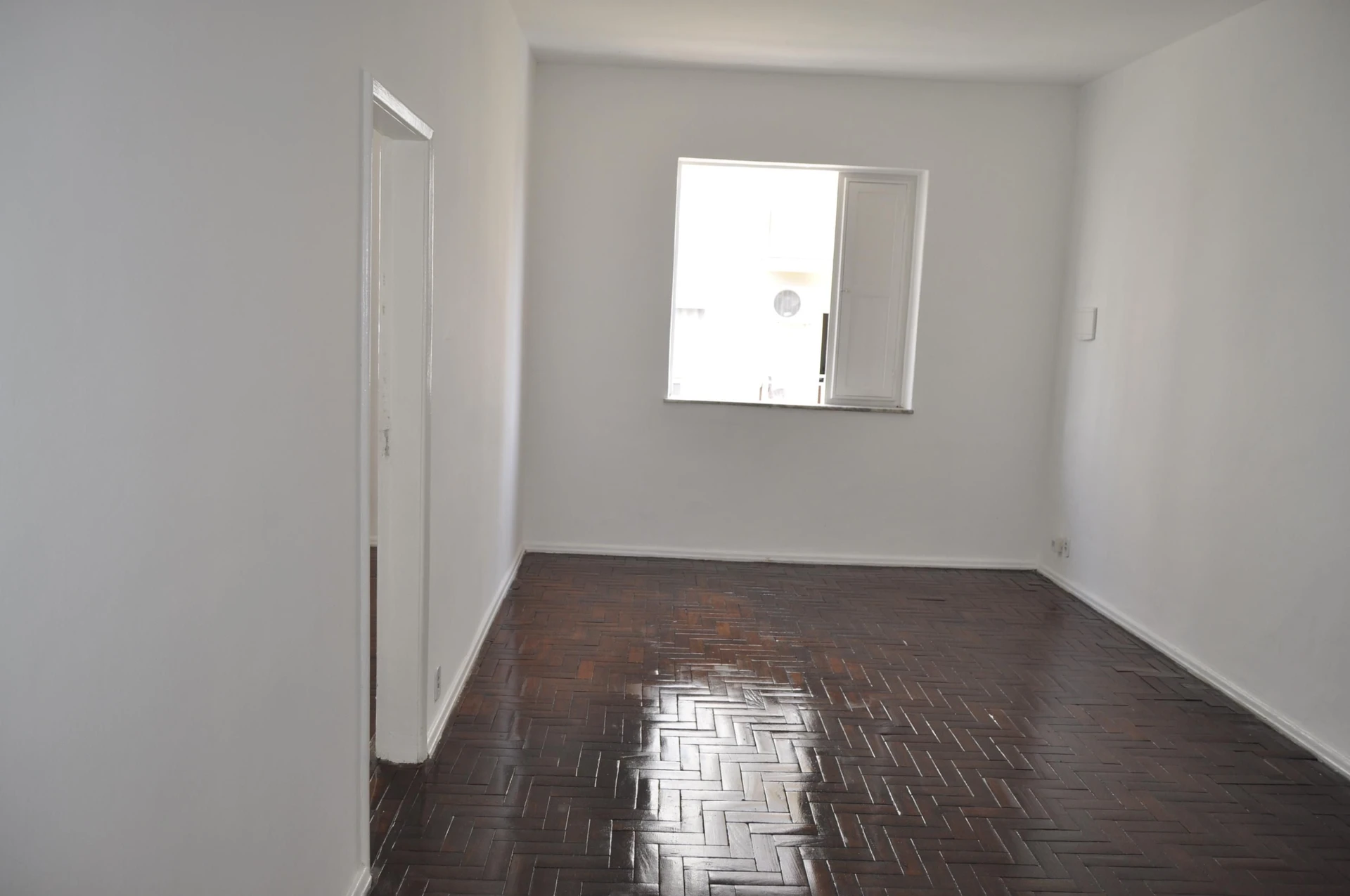 Wood or laminate floors in a 2-bedroom apartment, 85 m² — photo 16