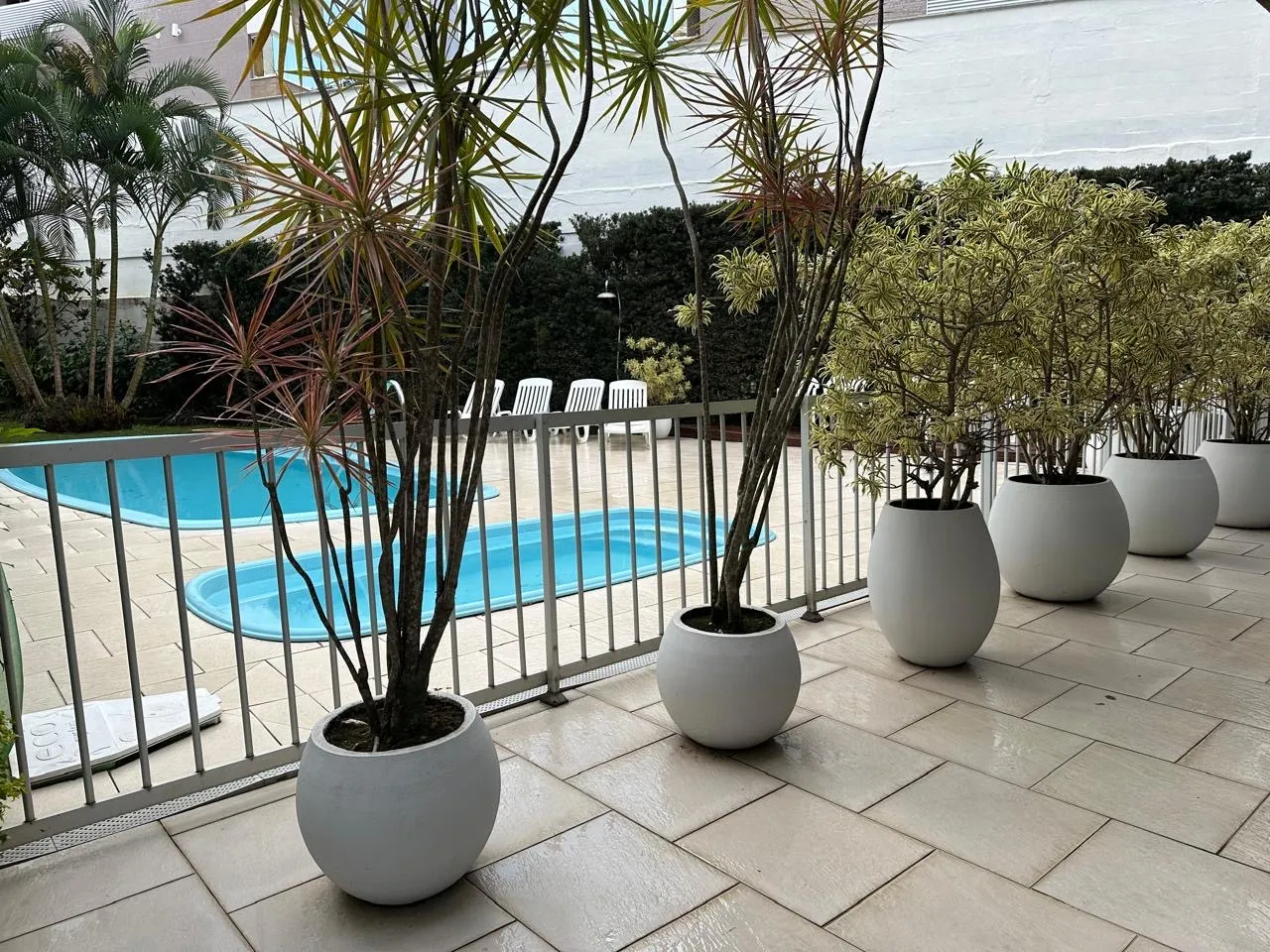 2-bedroom apartment in a building with a pool — photo 7