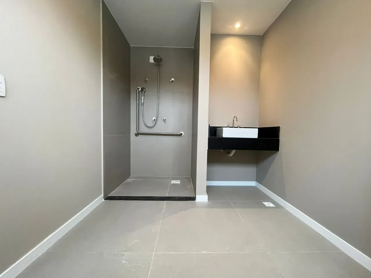 Apartamento de 1 dormitorio con cocina abierta y 58 m² — photo 24